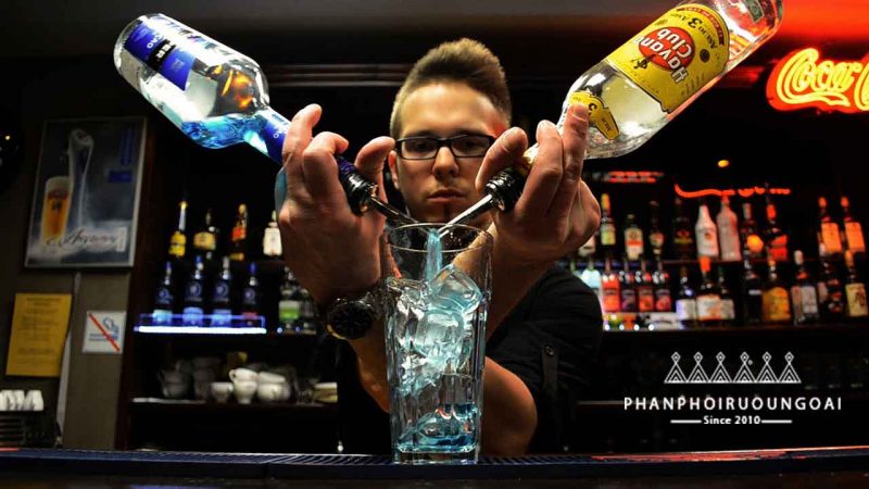 Bartender trổ tài pha chế rượu