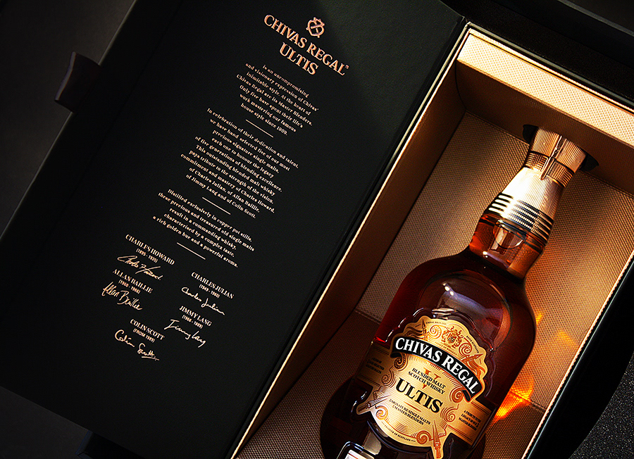 bên trong hộp rượu Chivas Ultis