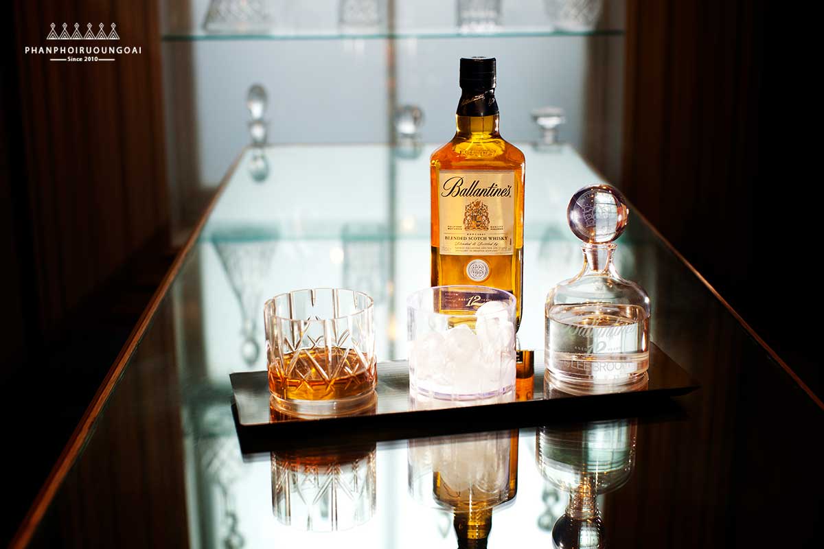 Decanting rượu Ballantine's 12 năm tuổi Decanting Rượu Ballantine's 12 năm tuổi
