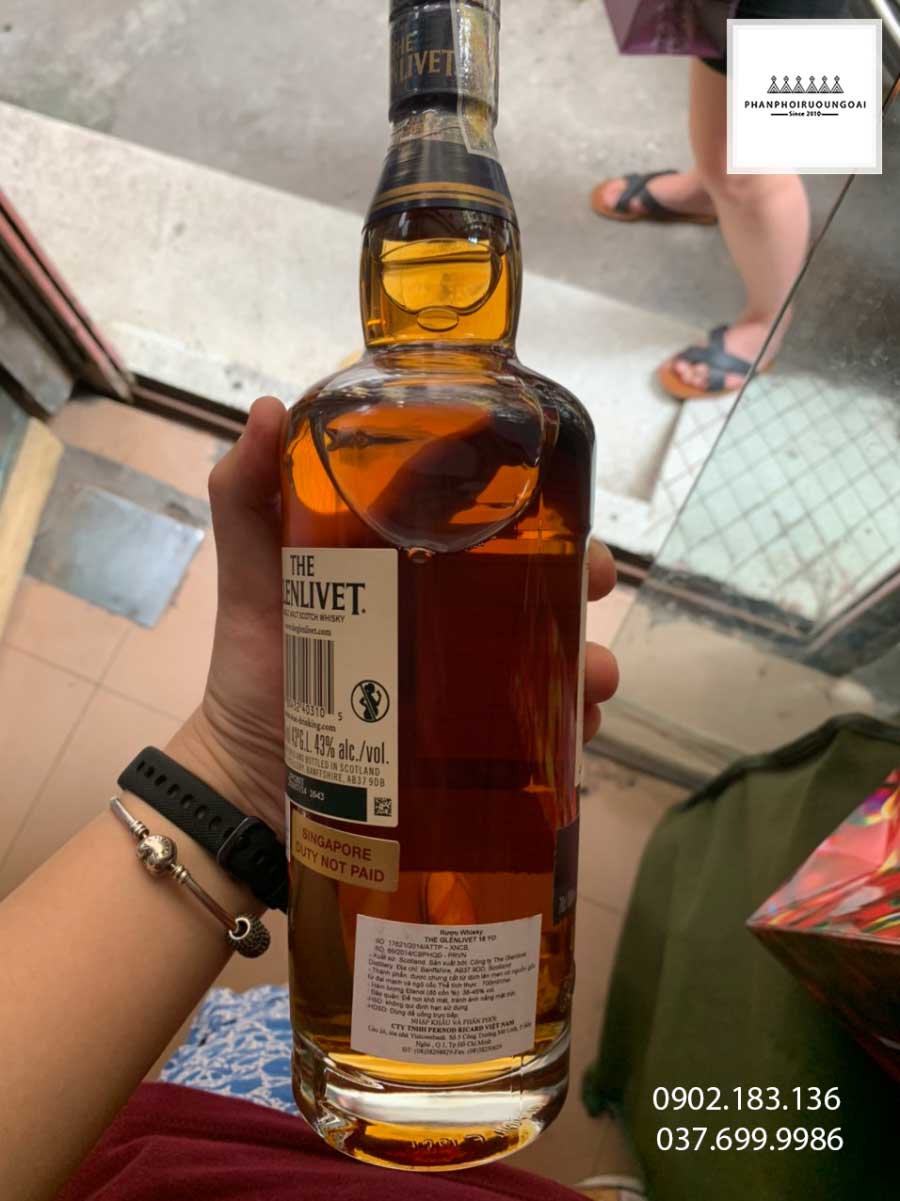 Mặt sau chai rượu The Glenlivet 18 năm hàng công ty