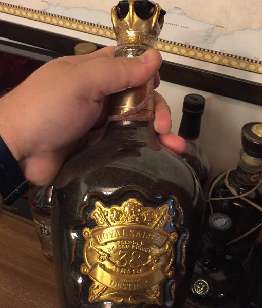 trên tay rượu chivas 38 năm