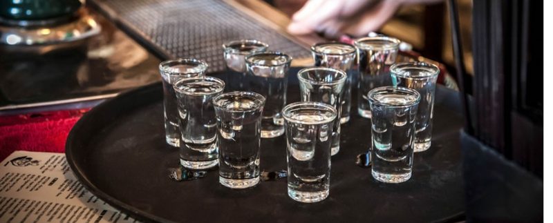 cốc rượu vodka cá sấu đen 