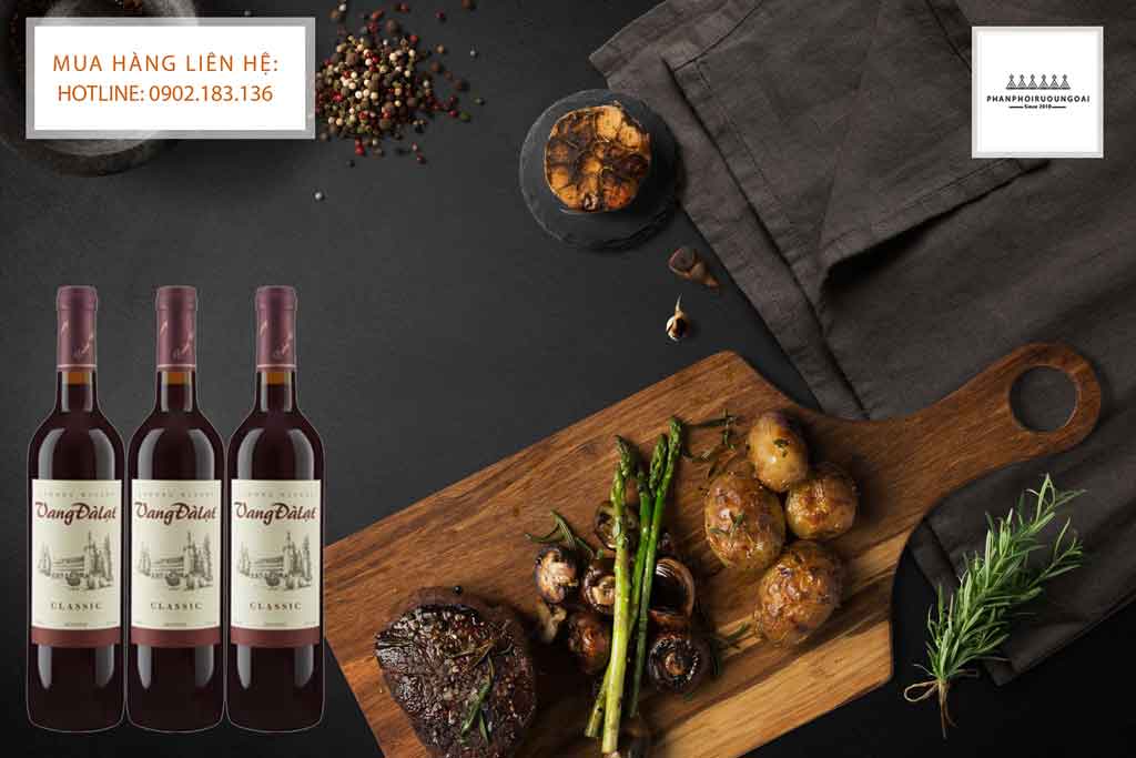 Rượu vang đà lạt Classic Red Wine và món bít tết 