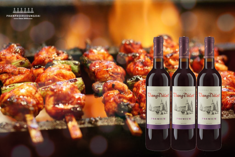 Thịt nướng xiên que cũng là món ăn phù hợp với vang đà lạt Premium - Red Wine 