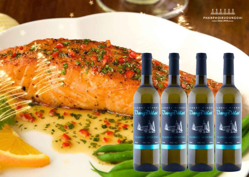 Cá hồi sốt cam rất phù hợp với Rượu vang đà lạt Classic Special -White Wine 