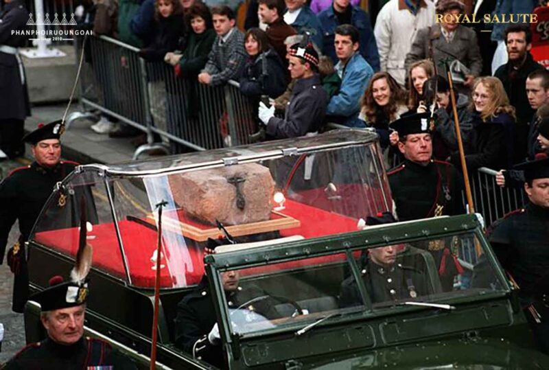 Lễ rước đá định mệnh của nước Anh Buổi lễ đón nhận đá định mệnh (Stone of Destiny) quay lại Scotland
