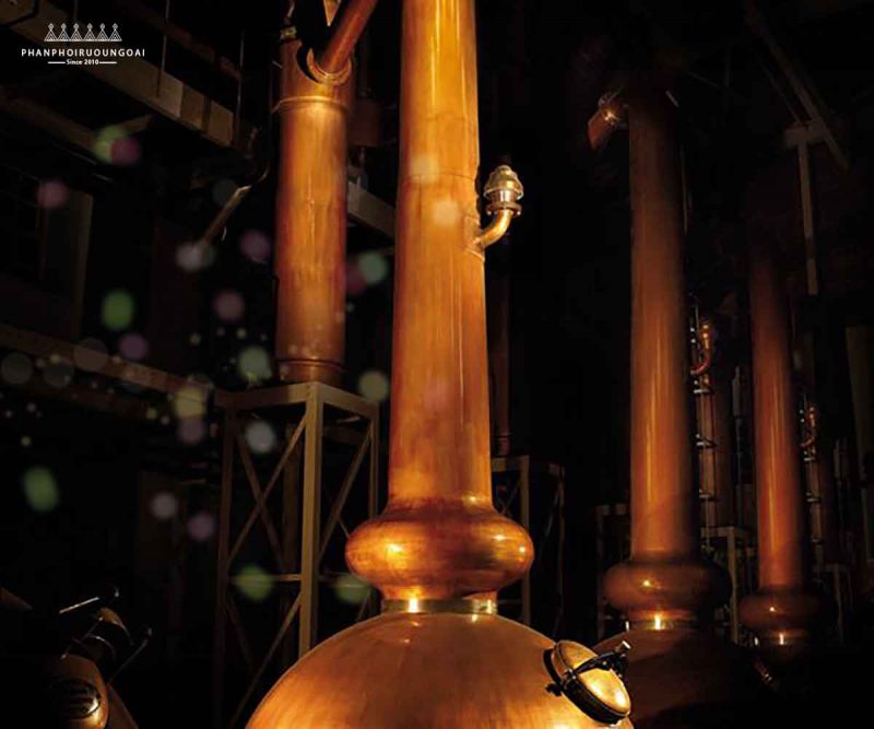 Lò trưng cất rượu whisky của nhà Glenmorangie Lò trưng cất rượu whisky của nhà Glenmorangie - cao nhất tại Scotland