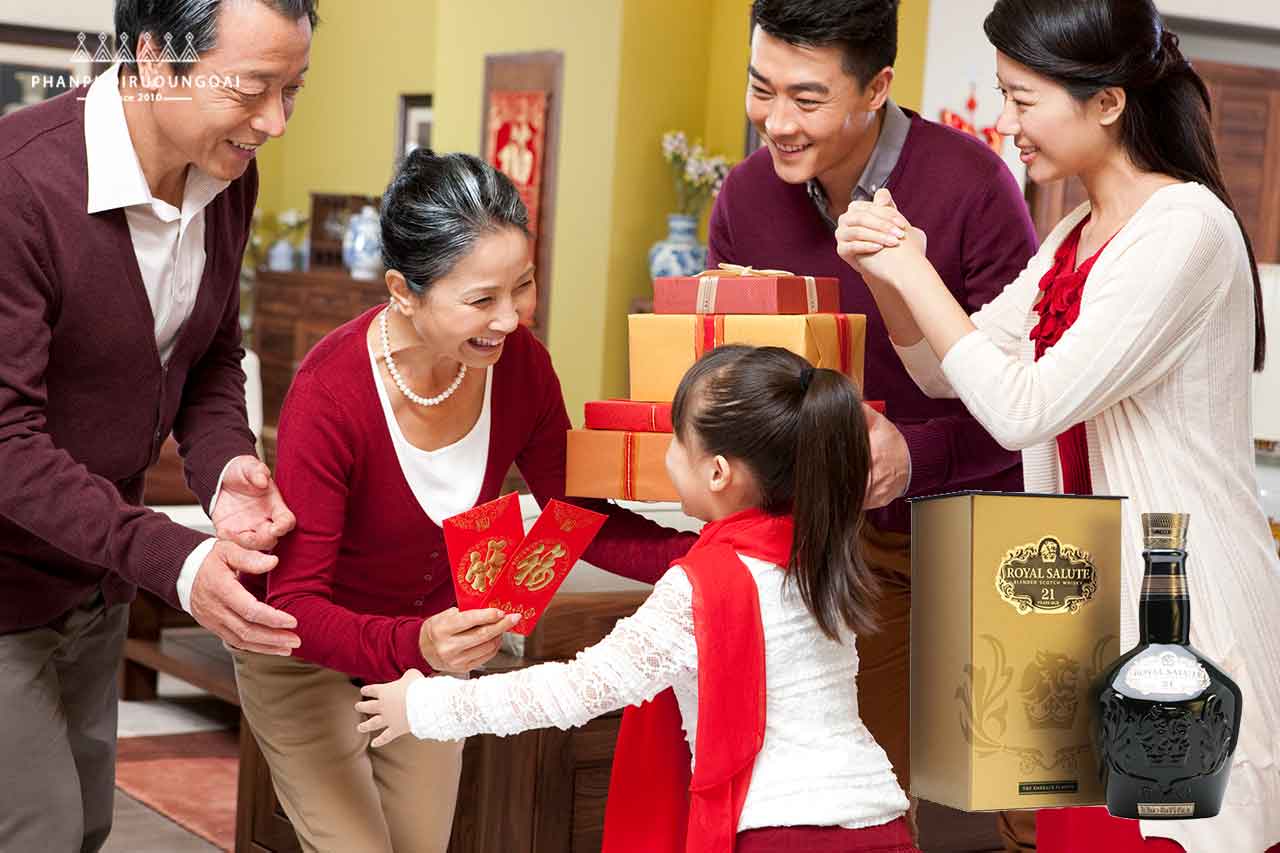 Biếu quà tết với rượu Royal Salute 21 năm tuổi