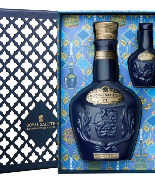 Bên trong hộp quà Rượu Royal Salute 21 năm Sapphire Flagon