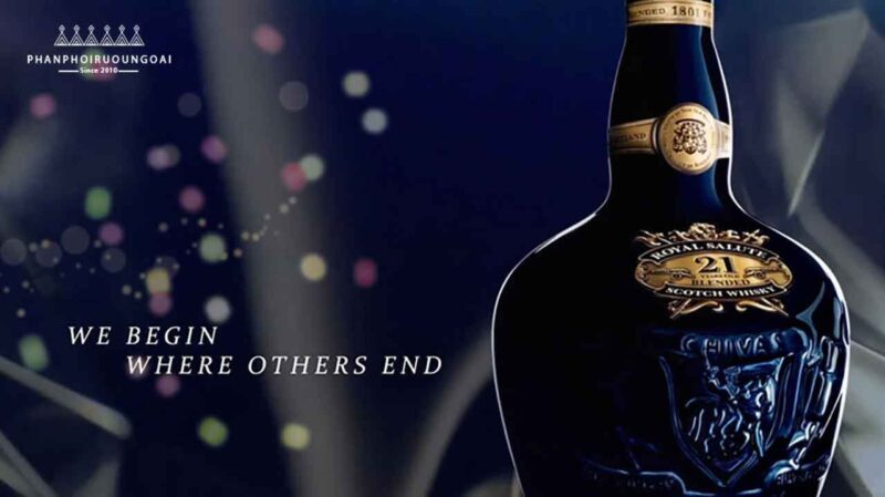 Rượu Chivas 21 giá bao nhiêu Rượu Royal Salute 21 năm Sapphire Flagon có khẩu ngữ chúng tôi bắt đầu nơi những thứ khác kết thúc