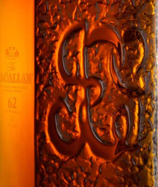 Thân chai rượu Macallan 62 năm Lalique được chạm khắc tinh xảo - The Macallan in Lalique 