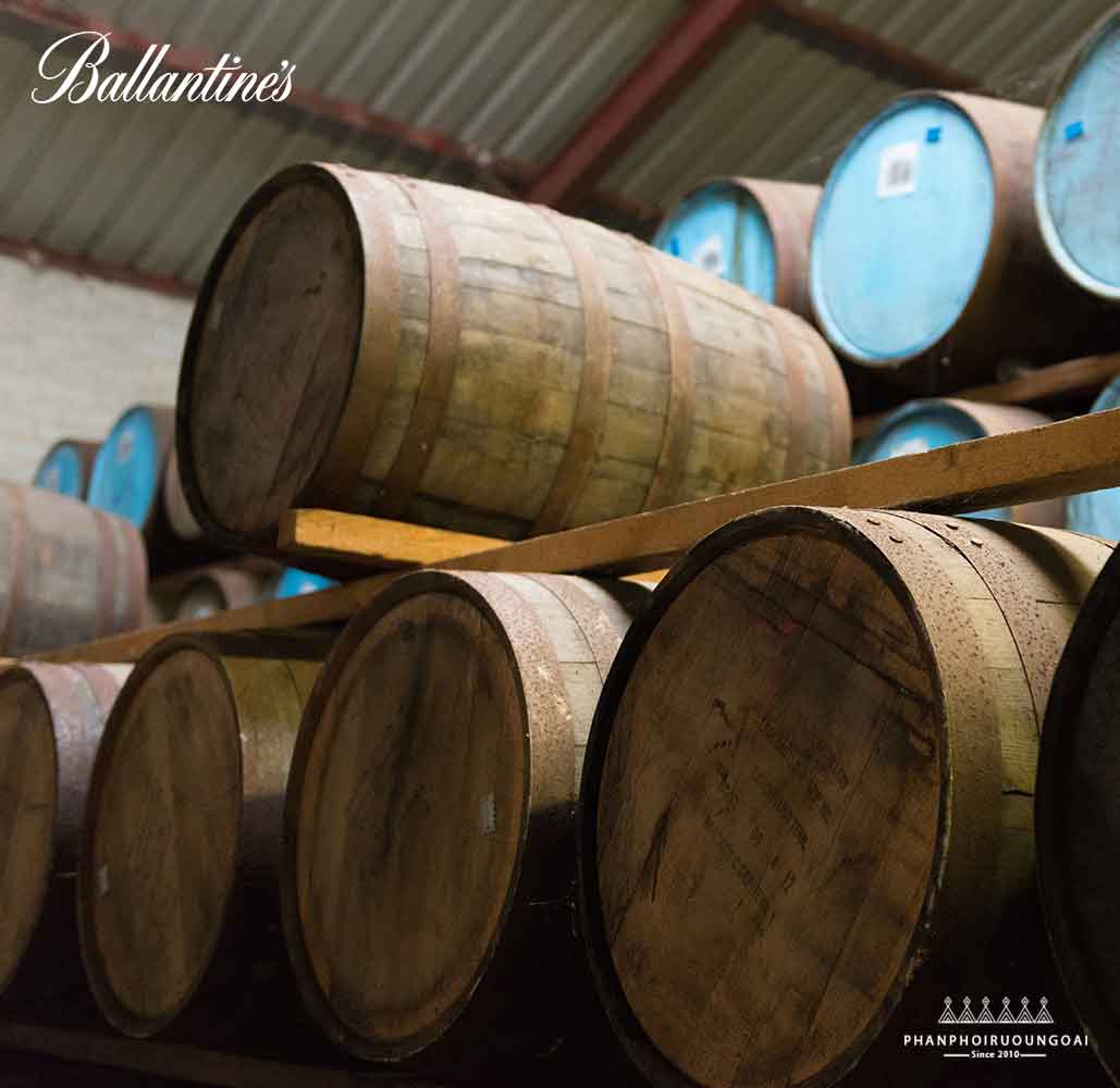Quá trình trưởng thành trong thùng gỗ sồi của rượu Ballantine's