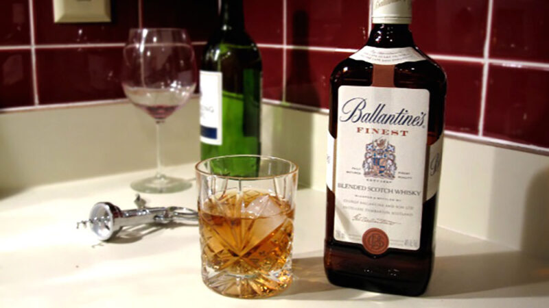 Rượu Ballantine's Finest uống với một chút đá lạnh 