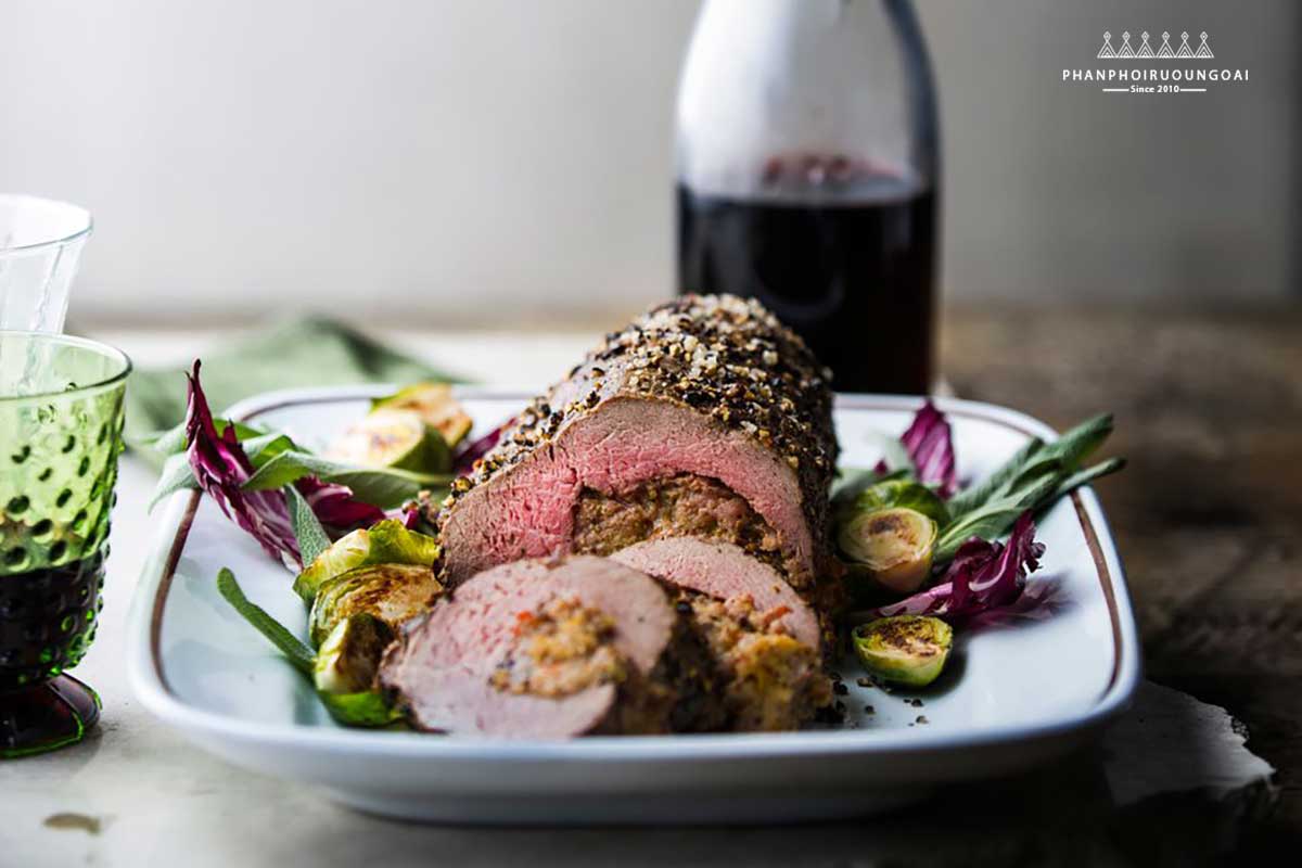 Phối đồ ăn với Pinot Noir Rượu vang sử dụng nho Pinot Noir kết hợp với thịt bò