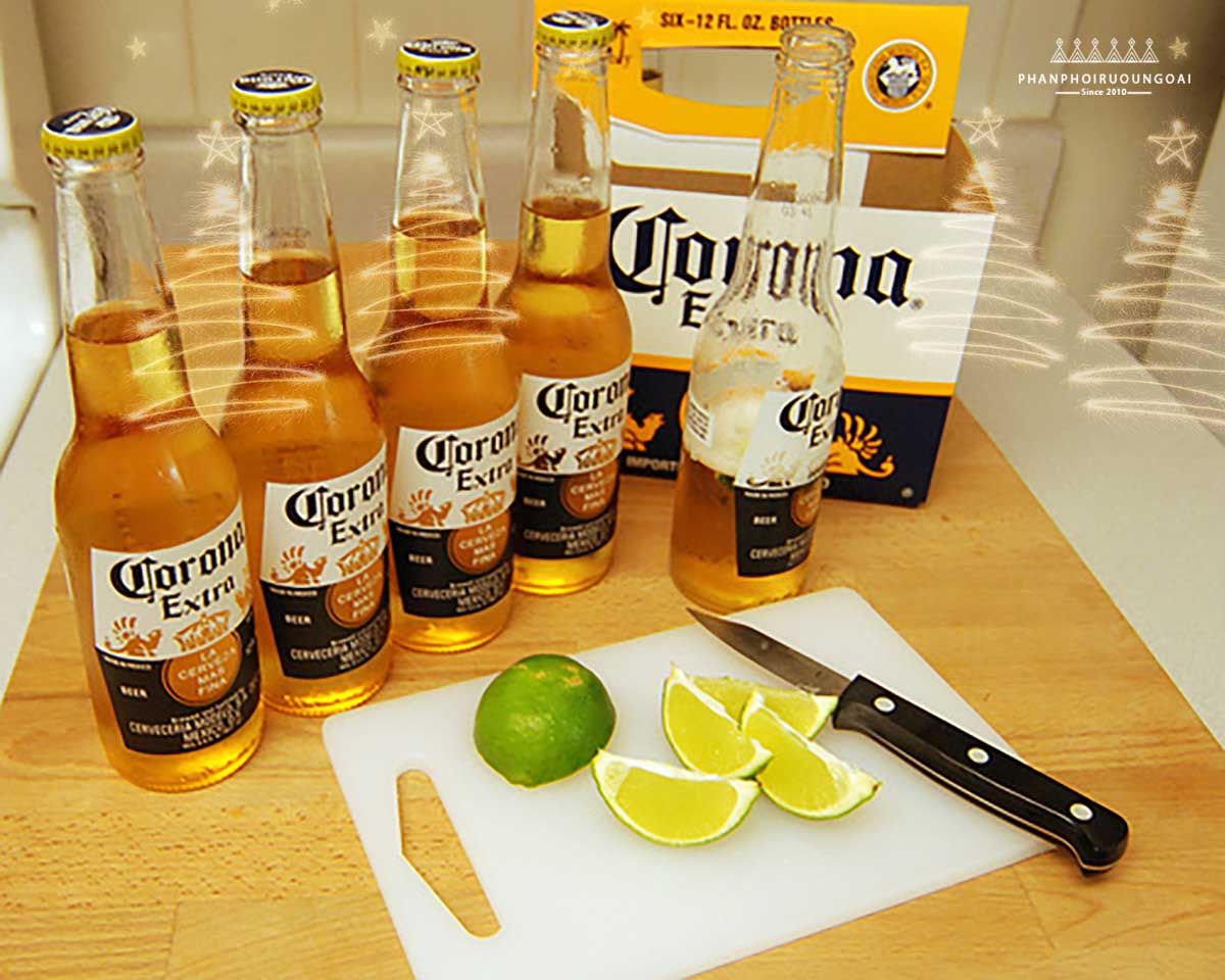 Bia Corona Extra thường được uống với một lát chanh 
