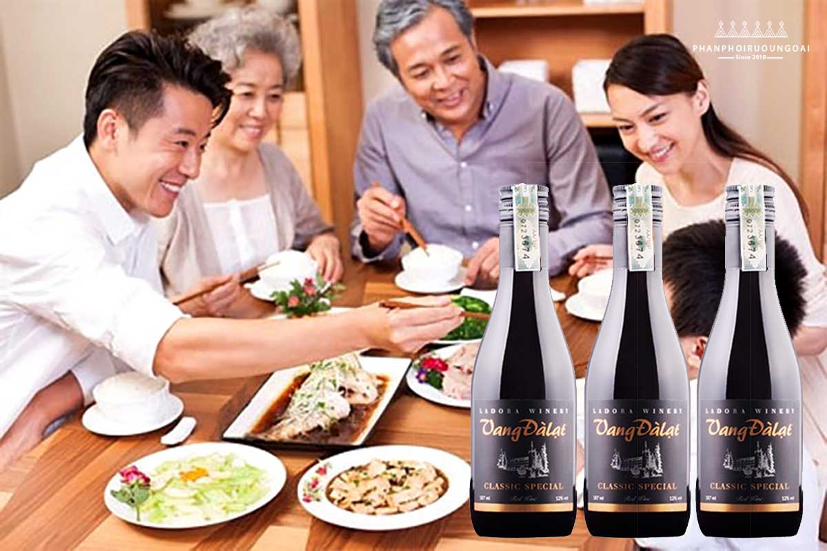 Bữa cơm với vang đà lạt Classic Special 187ml red wine