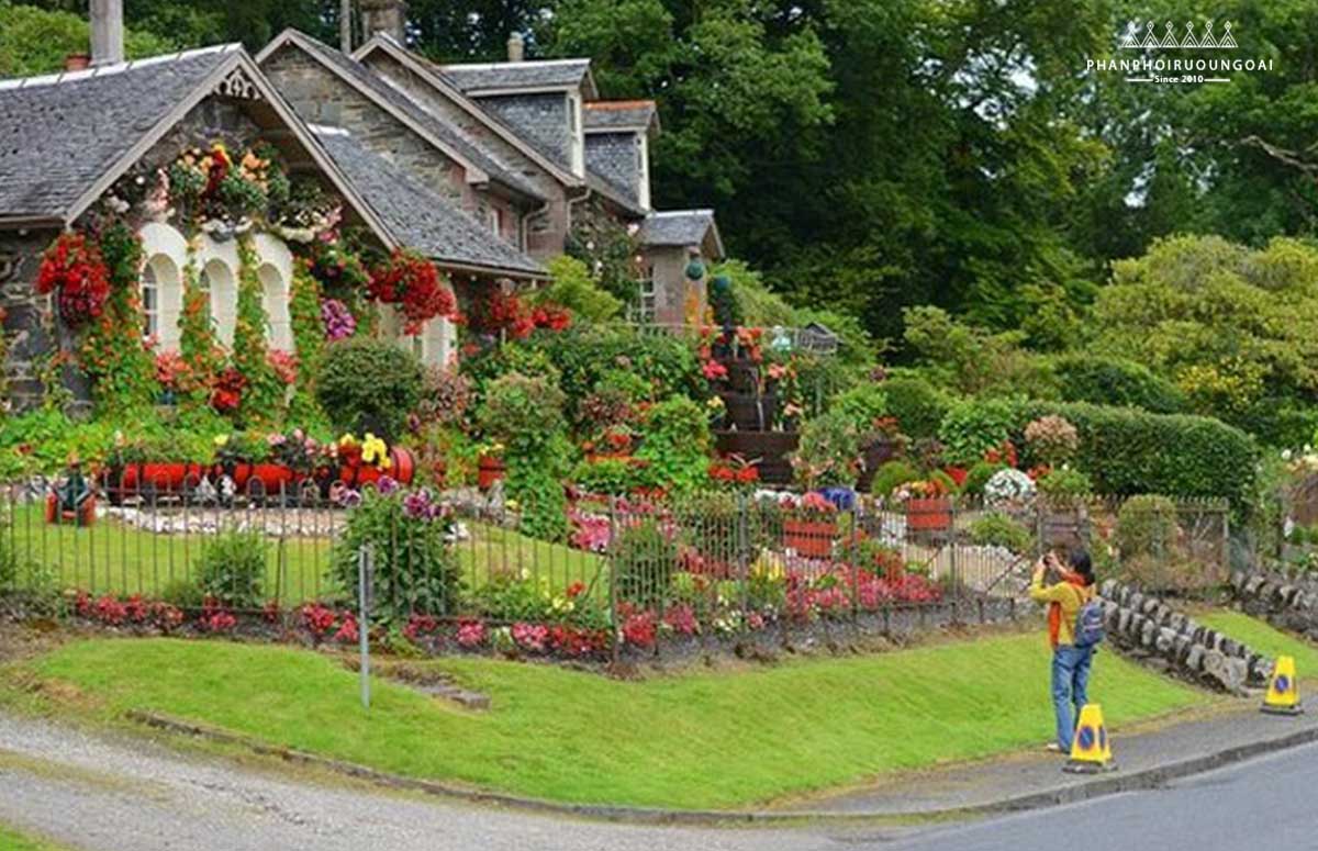 Du khách chụp ảnh khu vườn tuyệt đẹp ở Loch Lomond 