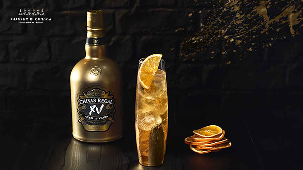 Rượu Chivas XV và ly cocktail cam 
