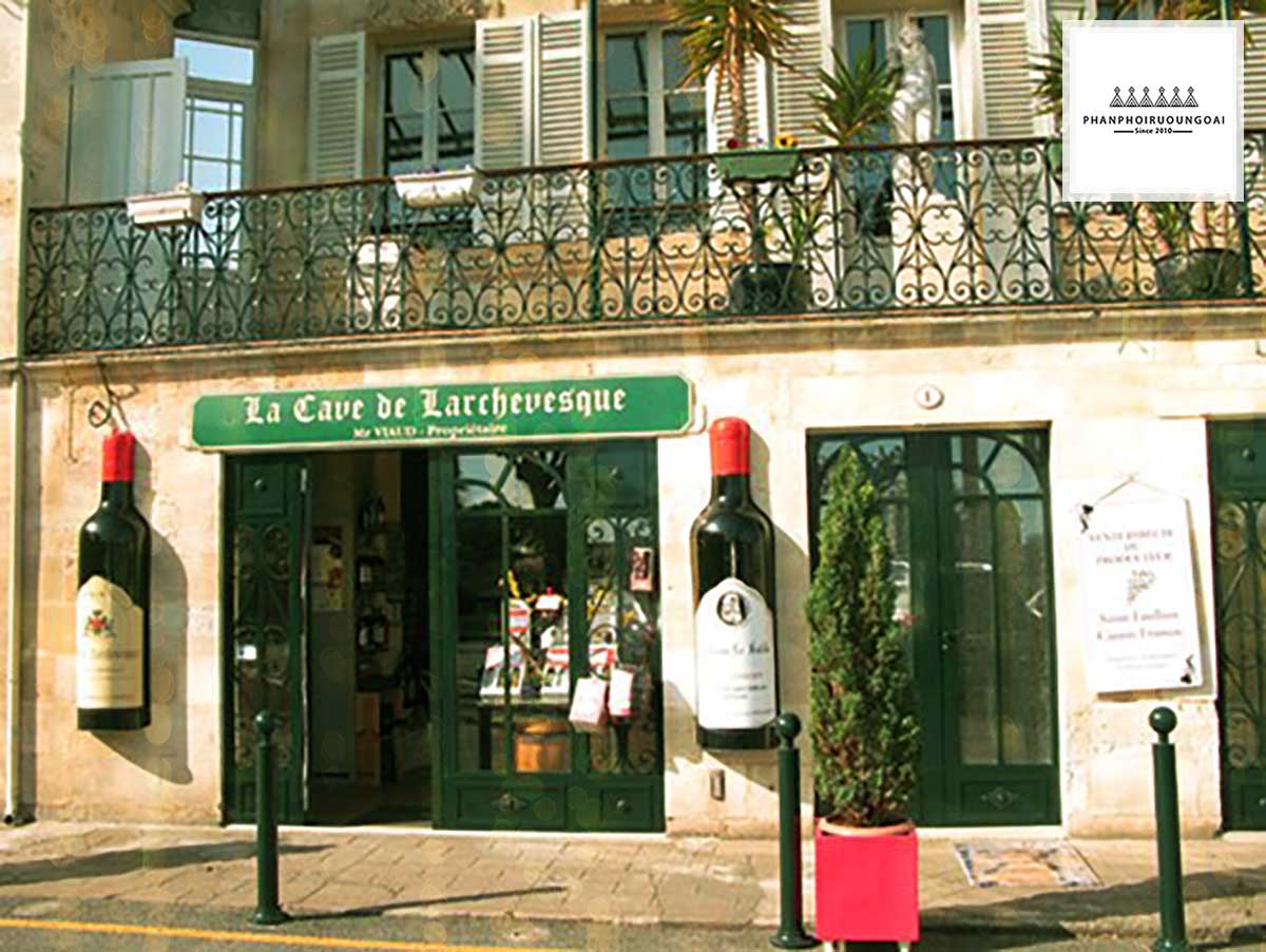 Cửa hàng bán rượu vang tại Saint Emillion 