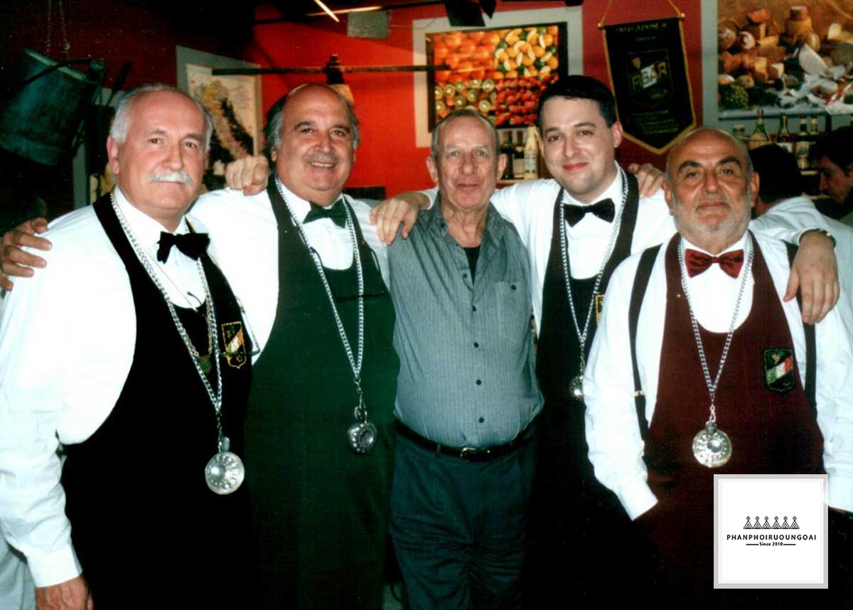 Nhà phê bình ẩm thực nổi tiếng của Ý Luigi Veronelli (chính giữa)