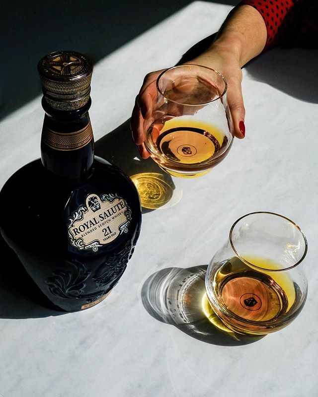 Rượu Chivas 21 năm tuổi được thưởng thức với ly rượu Rượu Chivas 21 năm tuổi được thưởng thức với ly Tulip