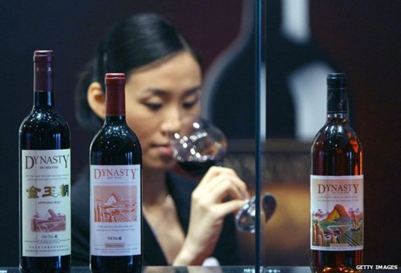 Người Trung Quốc đổ xô học về rượu vang Pháp 