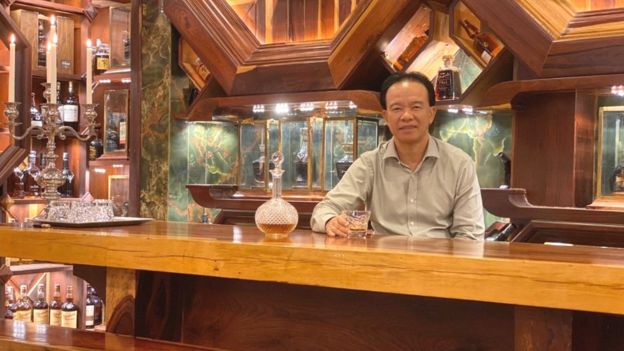 Ông Đinh Tuấn Việt doanh nhân tại Hồ Chí Minh với bộ sưu tập rượu Whisky