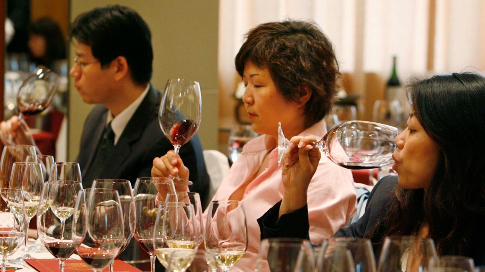 Giới trẻ Trung Quốc đam mê học về rượu vang Pháp