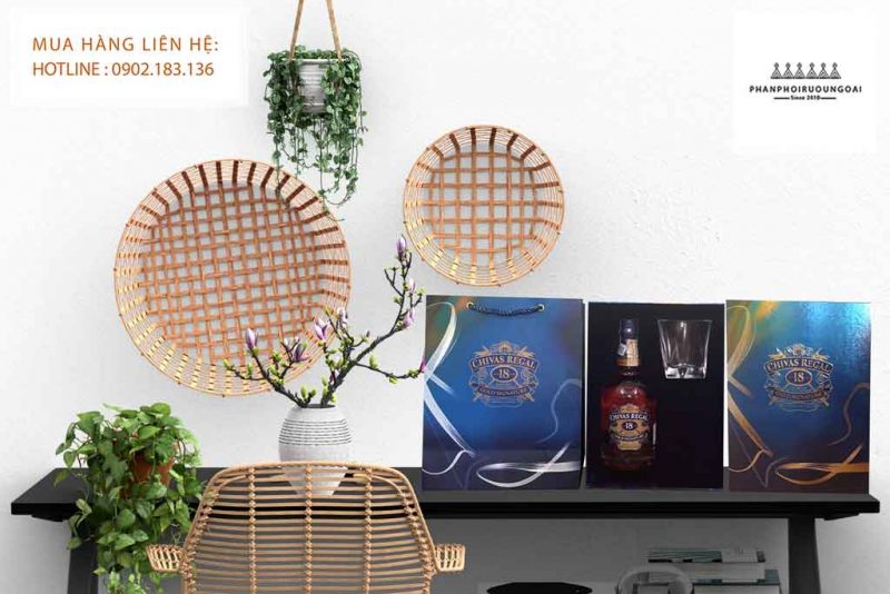 ảnh rượu chivas 18 hộp quà tết 2020 - mùa tết ấm tình thân Ảnh chụp rượu Chivas 18 hộp quà tết 2020 sang trọng