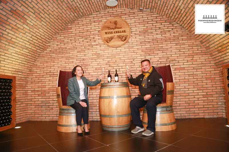 Thưởng thức rượu vang đà lạt trong hầm vang lớn nhất Việt Nam