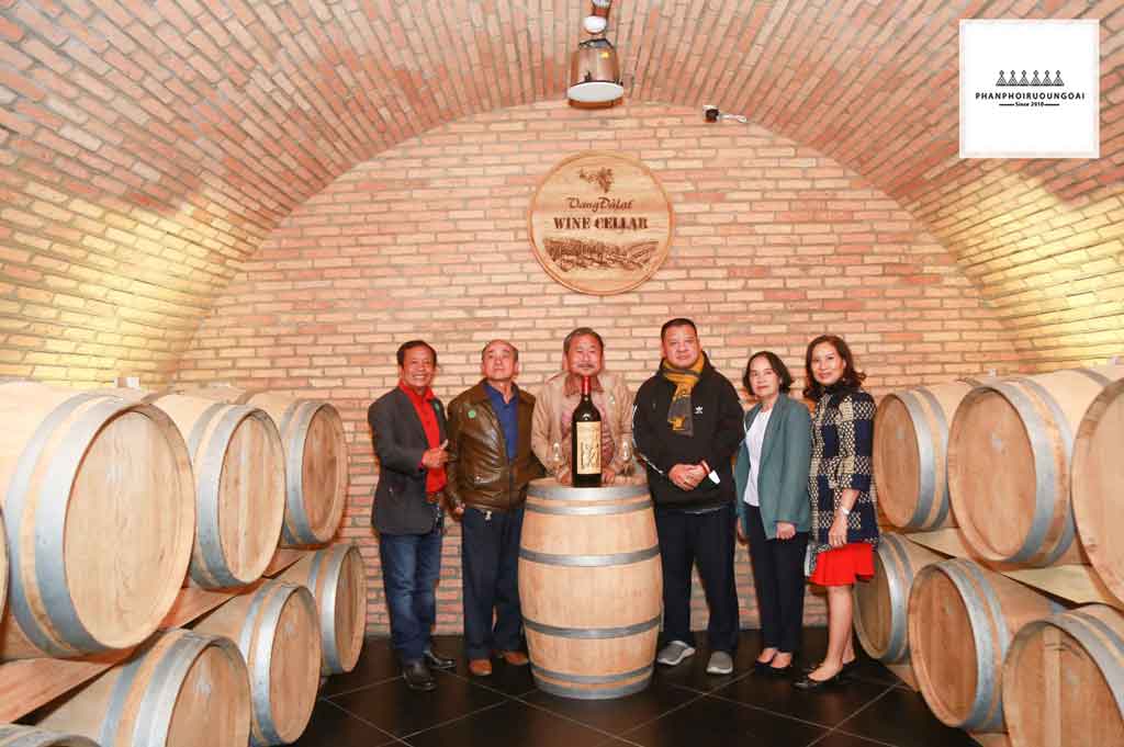 Khách mời tham quan hầm vang đà lạt là các kỷ lục gia Hình ảnh khách mời tham quan hầm vang đà lạt 2020