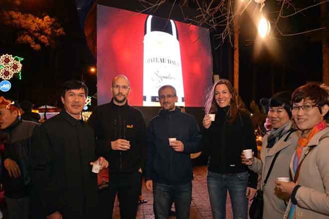 Du khách thưởng thức Rượu Vang Nouvo Sangria Du khách tham gia lễ hội rượu vang đà lạt và thưởng thức đồ uống phong cách tây ban nha