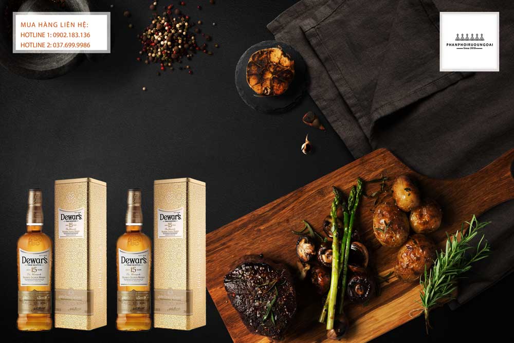 Rượu Dewar's The Monarch 15 year old Rượu Dewar's The Monarch 15 year old và thịt bò bít tết