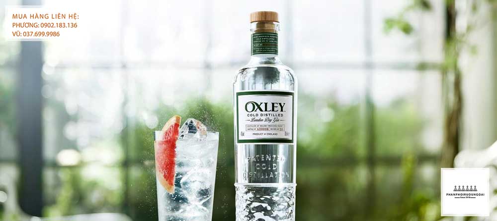 Rượu Oxley London Dry Gin và ly cocktail sang trọng 