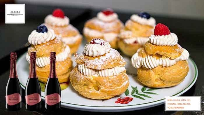 Rượu vang nổ Ý Rocca dei Forti Rosso Dolce và bánh su kem Rượu vang nổ Ý Rocca dei Forti Rosso Dolce và bánh su kem