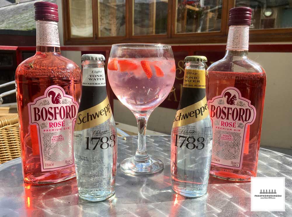 Thưởng thức rượu Bosford Rose Premium Gin với dâu tây và Soda Thưởng thức rượu Bosford Rose Premium Gin với dâu tây và Soda