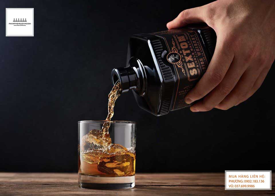 Thưởng thức rượu Sexton với chút đá lạnh