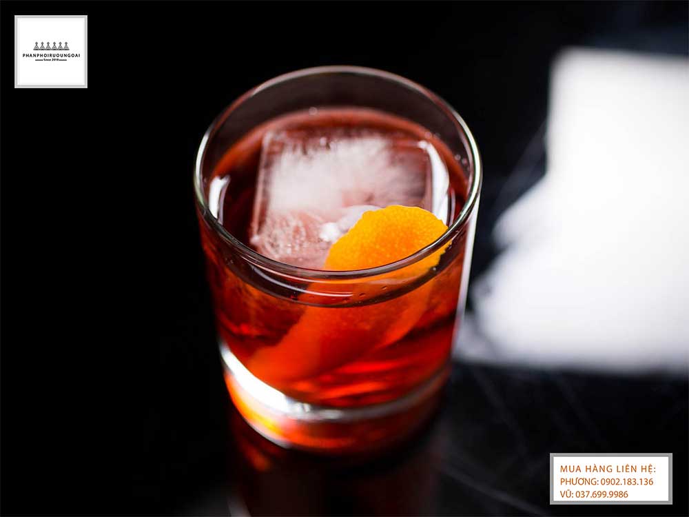 Cocktail Negroni từ rượu Four Pillars Spiced Negroni Hình ảnh Cocktail Negroni từ rượu Four Pillars Spiced Negroni