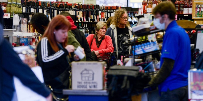 Mua bia rượu chống dịch Covid-19 Mọi người xếp hàng để mua bia rượu chống dịch Covid-19