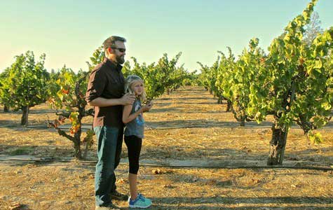 Cha con và vườn nho rượu Carignan tại Pháp
