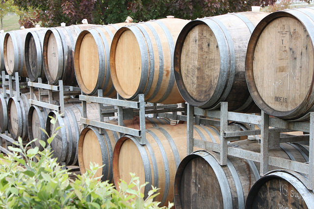 Thùng gỗ sồi dùng để ủ rượu vang 
