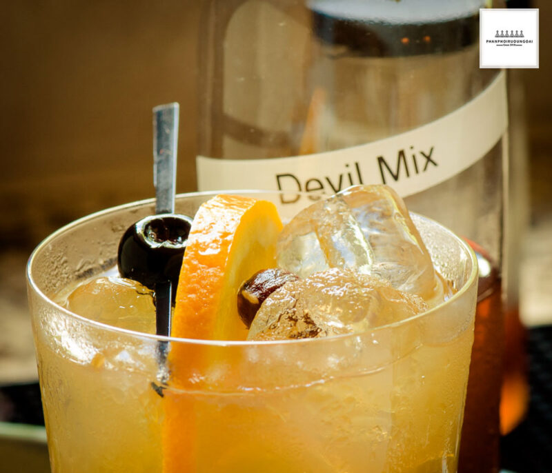 Cocktail The Devil Sour từ rượu Bols Blueberry Cocktail The Devil Sour từ rượu Bols Blueberry