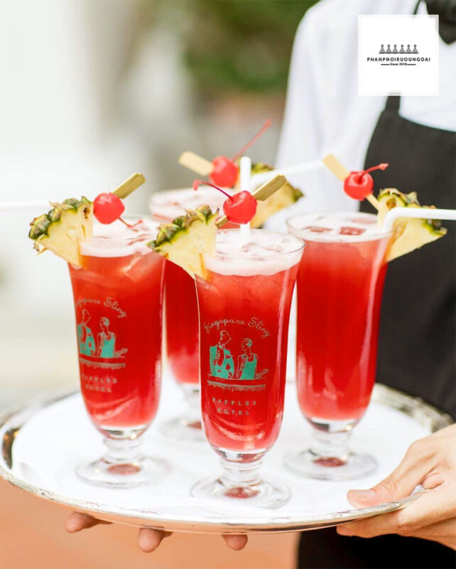Ly Cocktail Singapore Sling được phục vụ tại Raffles Hotel 