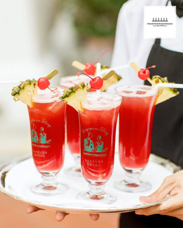 Ly Cocktail Singapore Sling được phục vụ tại Raffles Hotel 
