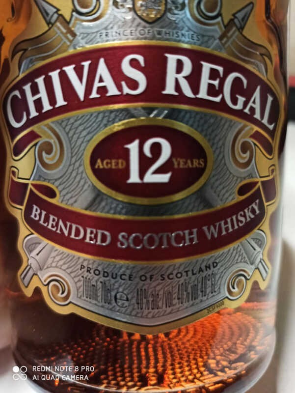 Mặt trước chai Chivas 12 năm 2020 Mặt trước chai Chivas 12 từ năm 2020 đã được đóng chai là 700 ml