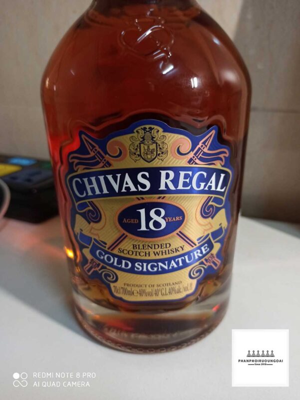 Mặt trước của chai rượu Chivas 18 thật năm 2020 