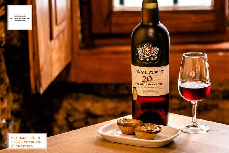 Rượu Port có thể sử dụng với bánh ngọt và các bữa tiệc nhẹ Rượu Port có thể sử dụng với bánh ngọt và các bữa tiệc nhẹ