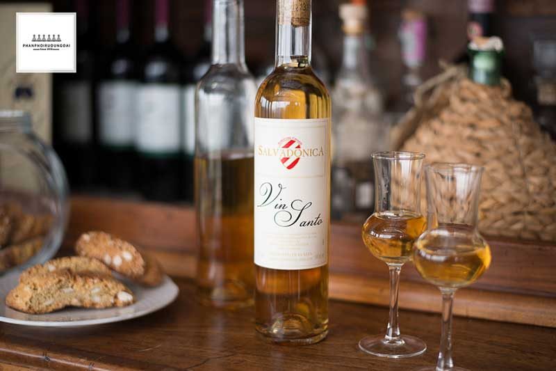 Rượu vang Vin Santo thường được dùng cho lễ phục sinh tại Italy Rượu vang Vin Santo thường được dùng cho lễ phục sinh tại Italy