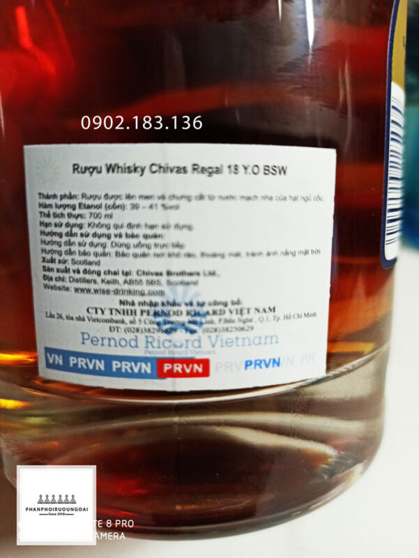Phần tem phụ nằm trên thân chai Chivas 18 giúp chống hàng giả Phần tem phụ nằm trên thân chai giúp chống hàng giả