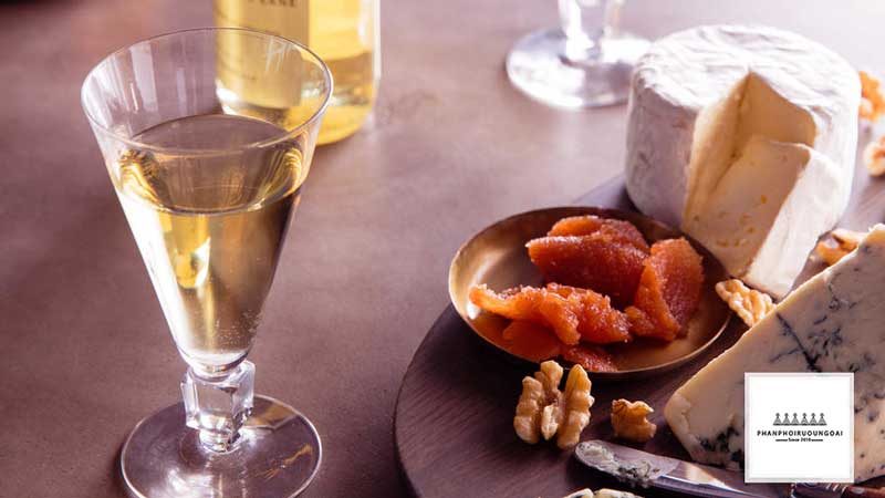 Thưởng thức rượu vang Dessert Wine và các loại hạt Thưởng thức rượu vang Dessert Wine và các loại hạt